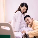 Diễn viên Mạnh Quân hồi hộp đưa vợ đi sinh vì vỡ ối sớm