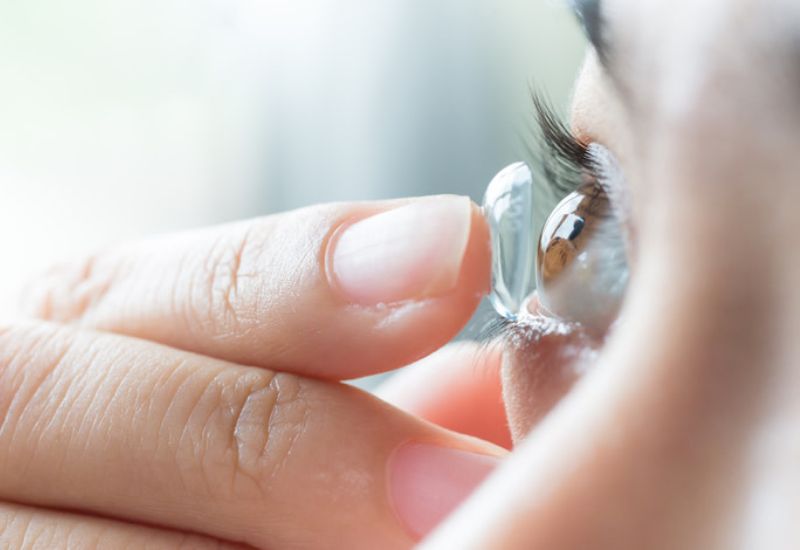 Preventing Red Eyes While Wearing Contact Lenses